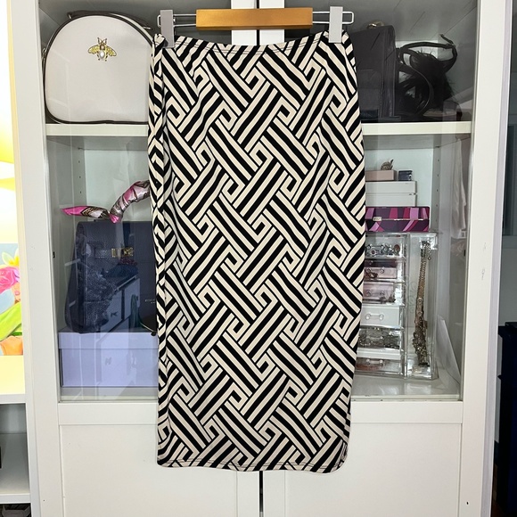 Asymmetrical Crop Top & Pencil Skirt Set Size XL - Picture 6 of 6